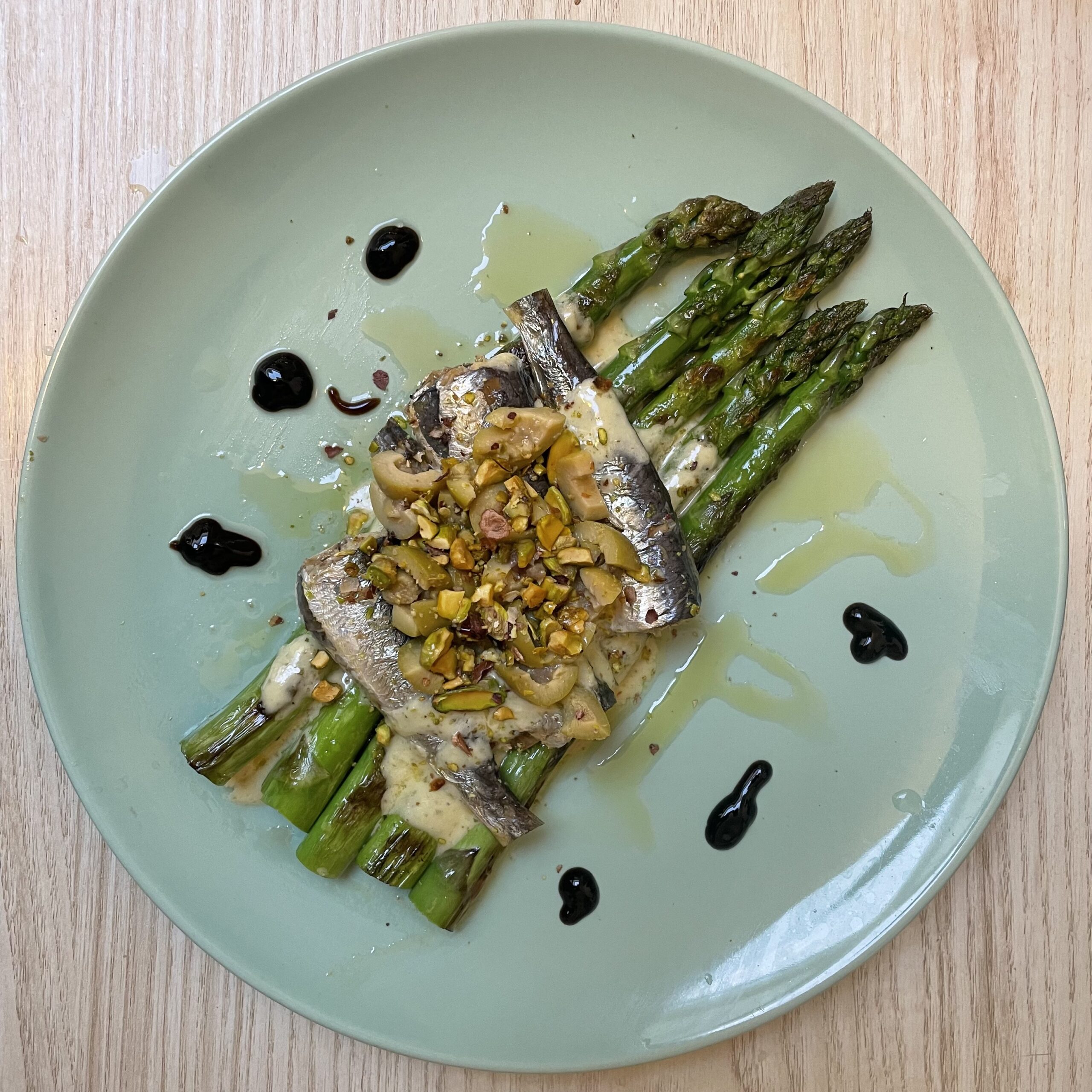 Asperges vertes, sardines et pistaches, mayonnaise aux salicornes