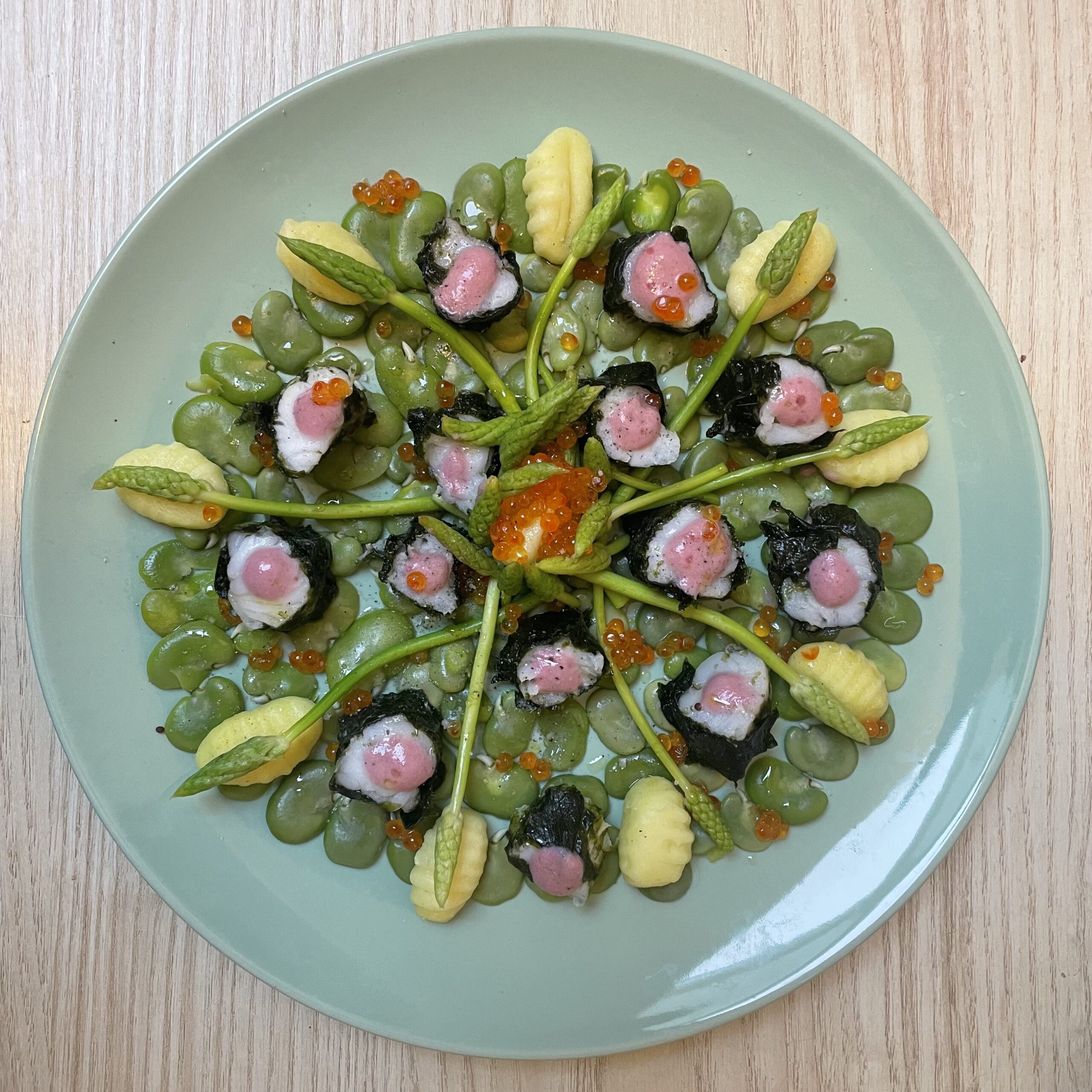 Makis de lotte, sauce aux fraises, asperges sauvages sur lit de fêves des marais !